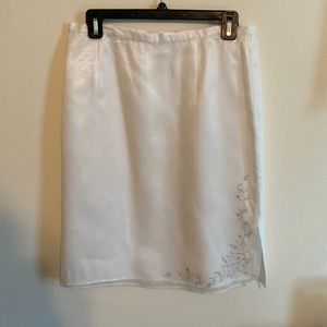 White detail embroidered skirt